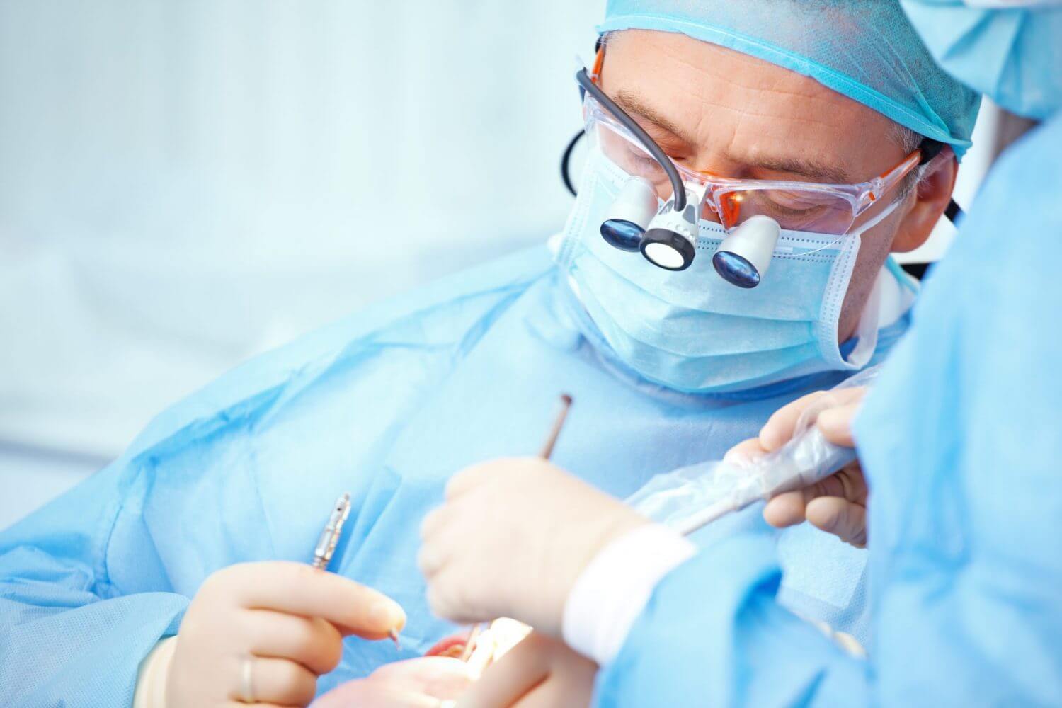 Chirurgie dentaire et extraction des dents de sagesse